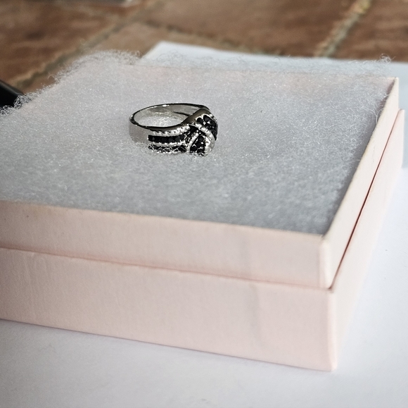 LADIES NEW SIZE 66 BLACK ONYX SILVER AWIRL FASHIONISTA  RING - Picture 3 of 5